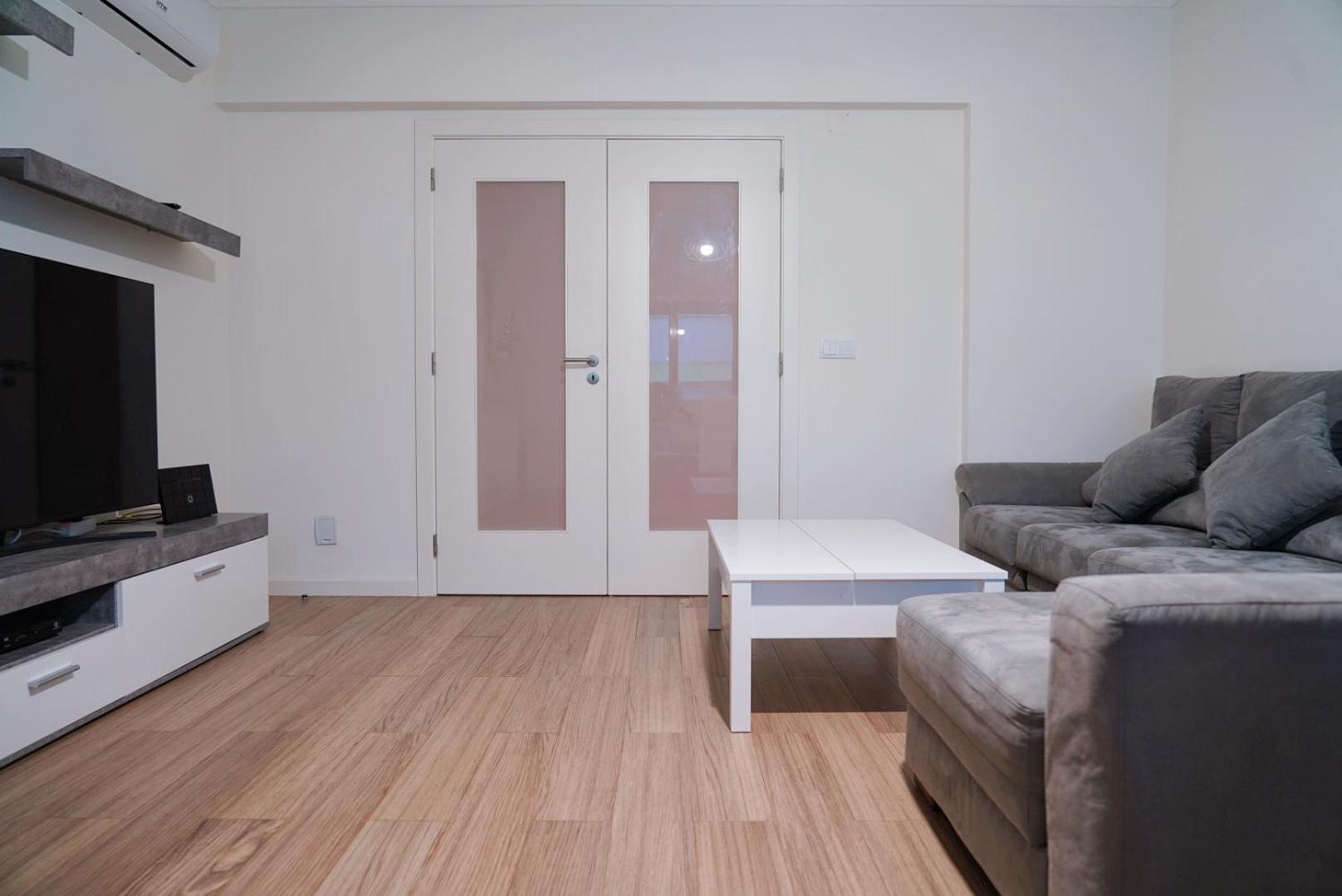 Always On The Way - Road In Montijo, Lisbon Apartament